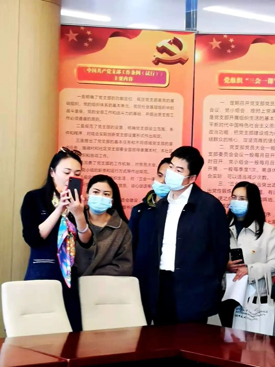 罗部长给来宾们分享如何用积分软件平台(上海疆莱数据科技有限公司技术支持),来实现党建工作的便捷化管理。 罗部长给来宾们分享如何用积分软件平台(上海疆莱数据科技有限公司技术支持),来实现党建工作的便捷化管理。